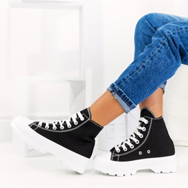 Mustat tennarit korkealla Berrios-pohjalla 1