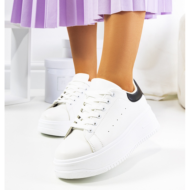 Valkoiset lenkkarit korkealla Lelica-tasolla valkoinen 1