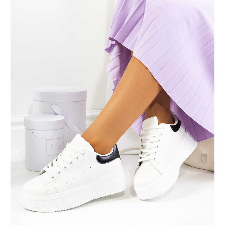 Valkoiset lenkkarit korkealla Lelica-tasolla valkoinen 2