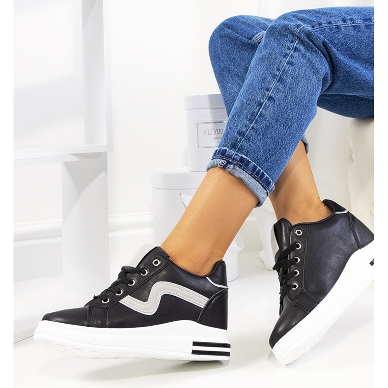 Mustat tennarit Piazza wedgessä 1