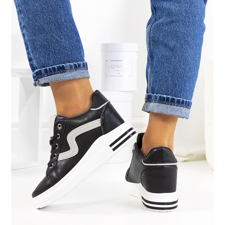 Mustat tennarit Piazza wedgessä 2