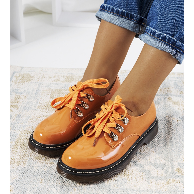 Oranssit lakatut Kristinan kengät 1