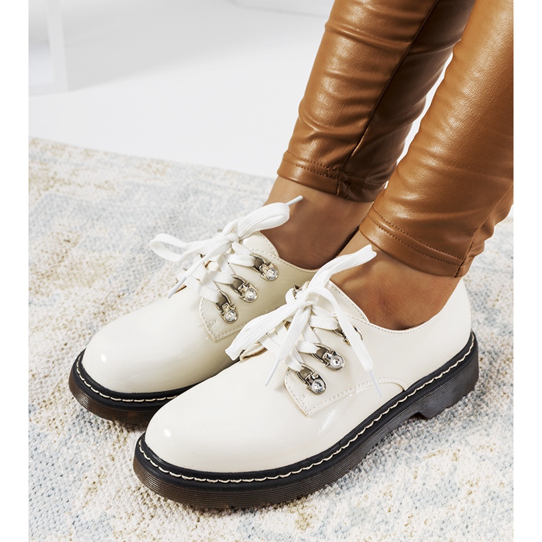 Kristinan valkoiseksi lakatut kengät valkoinen 1