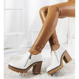 Hopeiset kengät Noemin postauksessa valkoinen 1