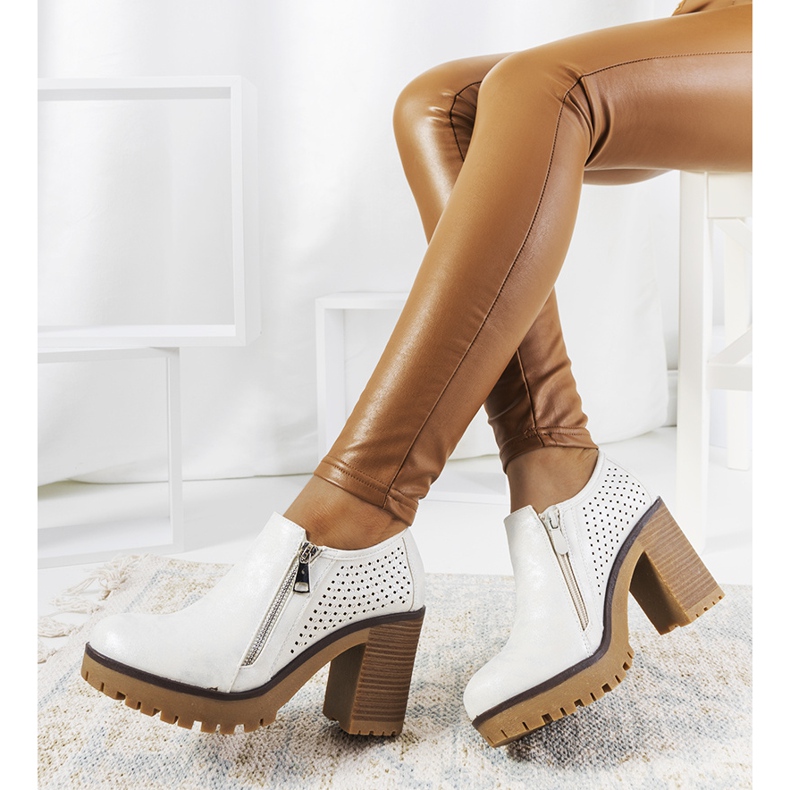 Hopeiset kengät Noemin postauksessa valkoinen 1