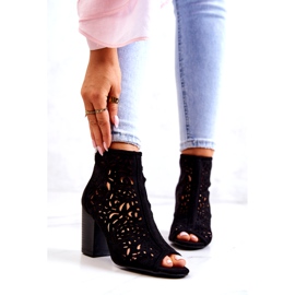 FB1 Mustat harjakattoiset saappaat Post Bretagnessa 1