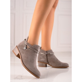 Filippo Mokkanahkaiset saappaat koristeellisella ketjulla beige 1