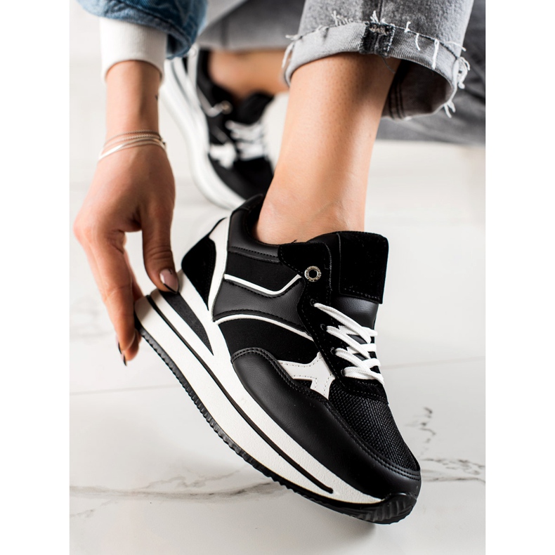 TRENDI Musta Sneaks On The Platform 1