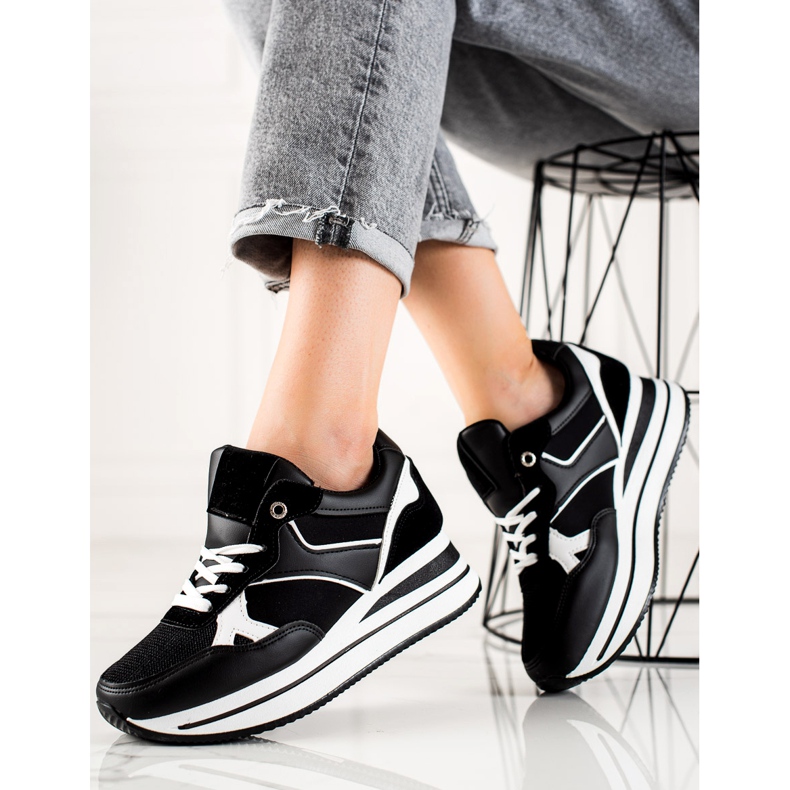 TRENDI Musta Sneaks On The Platform 2