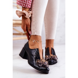 PA2 Tyylikkäät nahkaiset korkokengät mustalla Delaver-koristeella 1