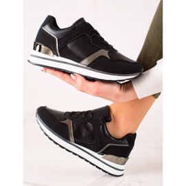 TRENDI Mustat lenkkarit lavalla 1