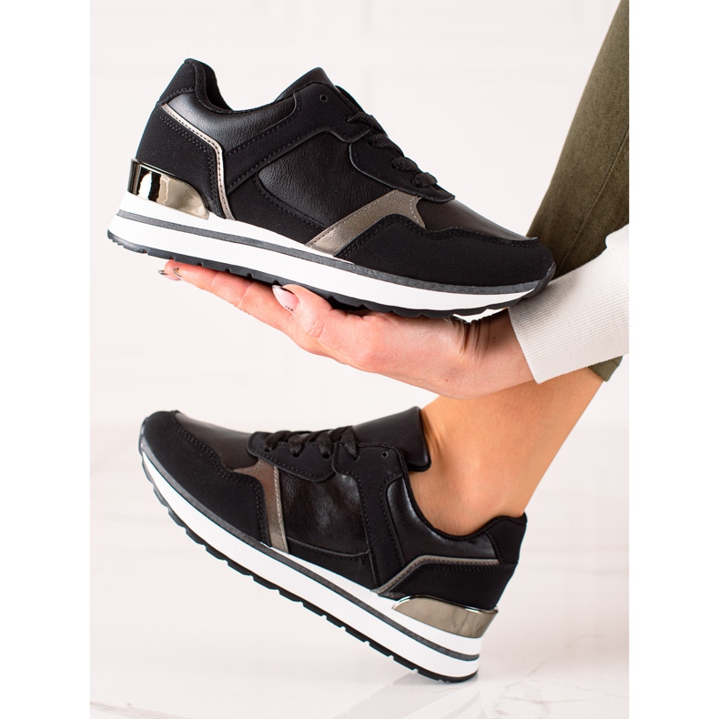 TRENDI Mustat lenkkarit lavalla 1