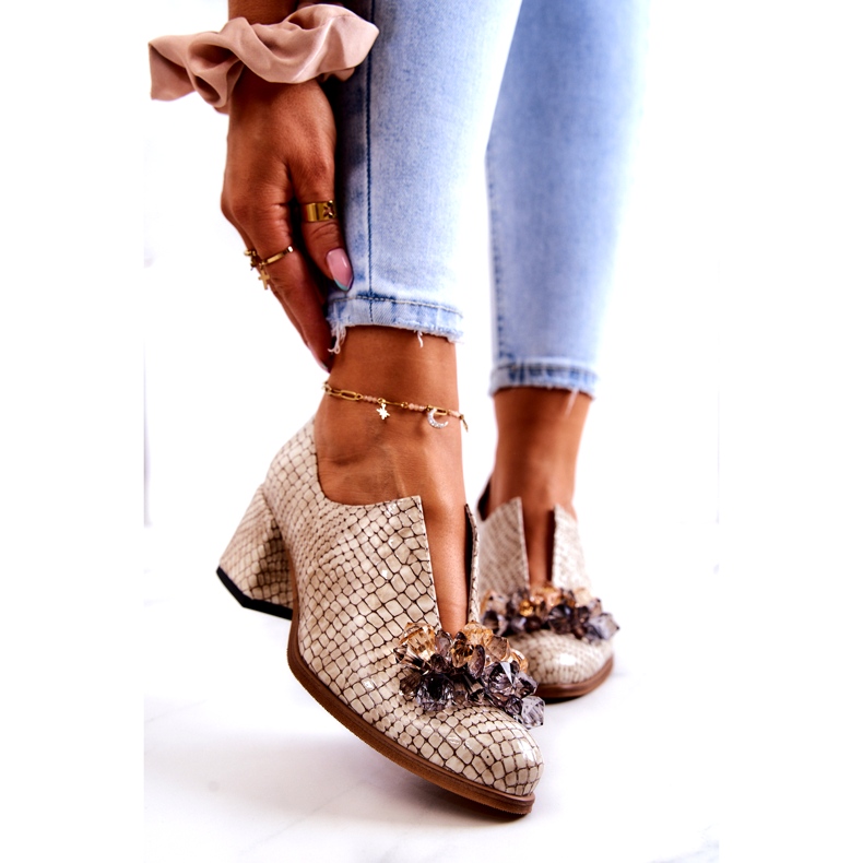 PA2 Tyylikkäät nahkaiset korkokengät beigellä Delaver-koristeella 1