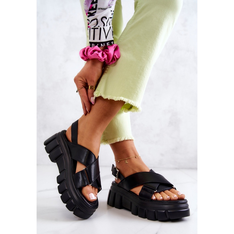 PE1 Nahkasandaalit mustalla Betti-alustalla 2