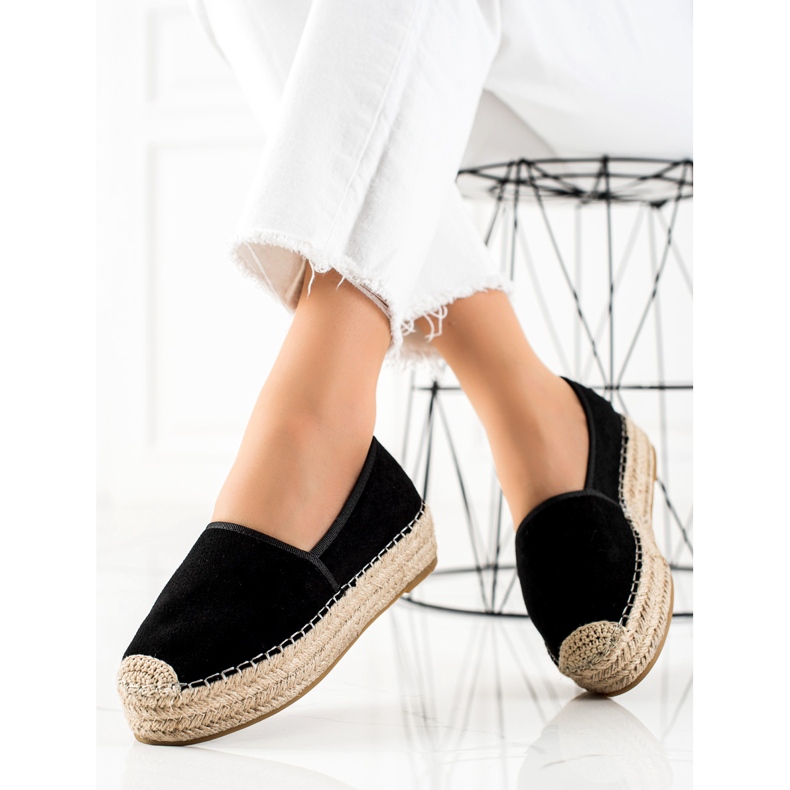 Bestelle Mustat espadrillit alustalla 1
