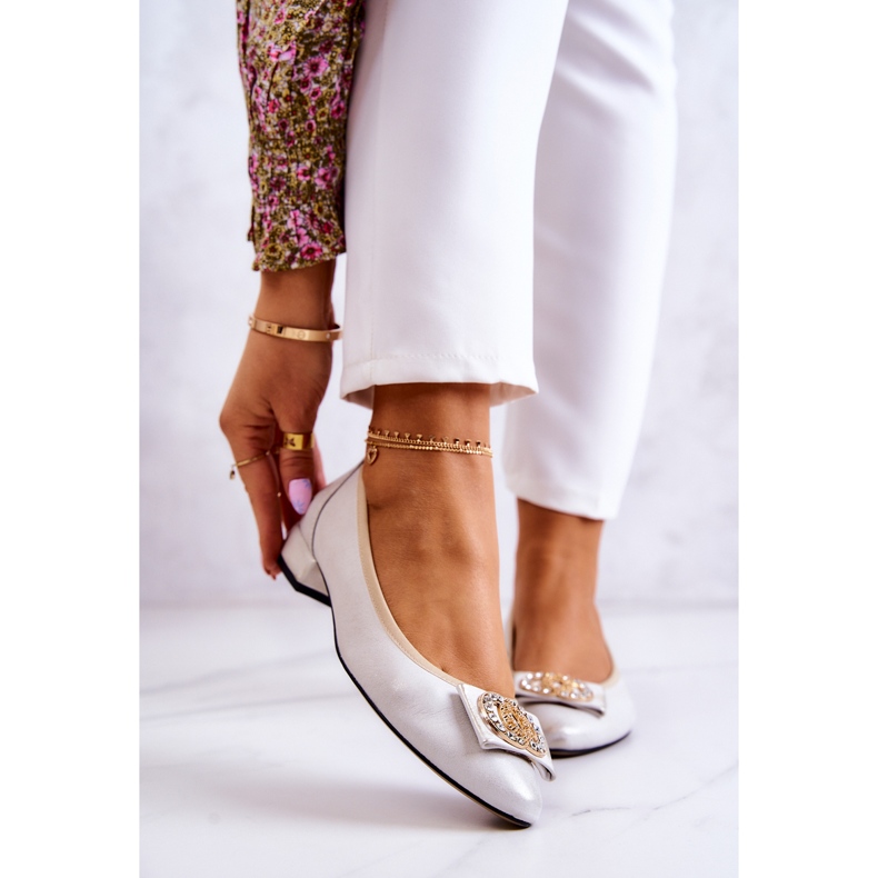 PA2 Nahkaballerinat valkoisella ja kultaisella Joliet-koristeella valkoinen kultainen 1