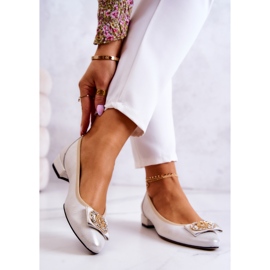 PA2 Nahkaballerinat valkoisella ja kultaisella Joliet-koristeella valkoinen kultainen 2