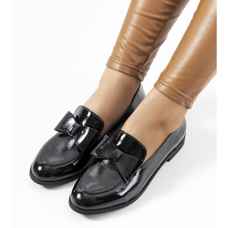 Mustat, lakatut naisten kengät Flora 1