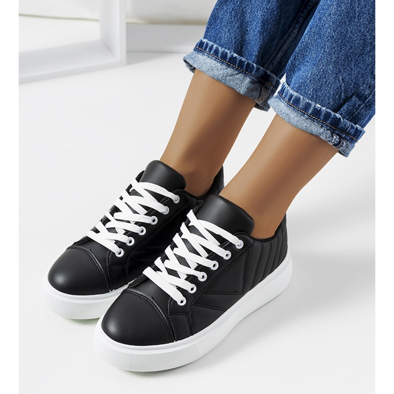 Mustat tennarit paksuilla Matthew-pohjallisilla 1