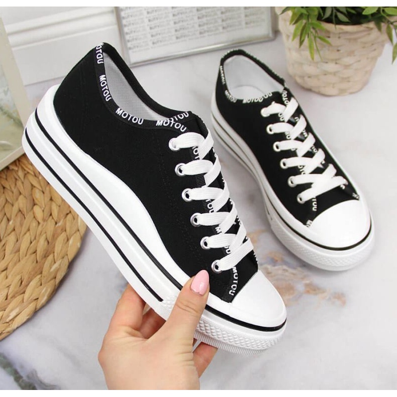 Tennarit alustalla S. Barski W OLI156A mustat 1