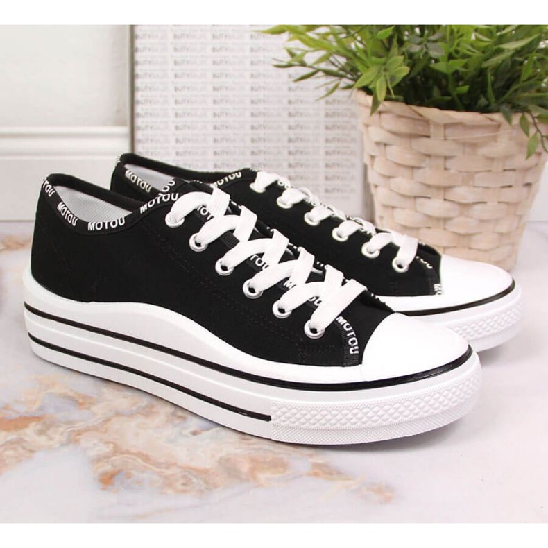 Tennarit alustalla S. Barski W OLI156A mustat 2