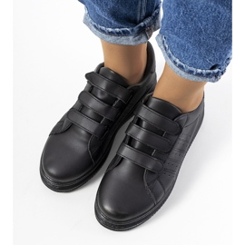 Mustat tennarit Nizzan alustalla 1