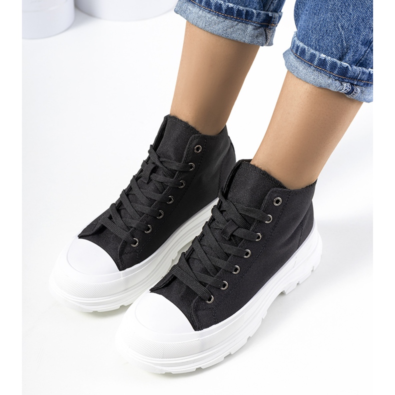 Mustat nilkkakorkeat lenkkarit Boyes-alustalla 1