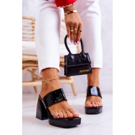 FM1 Lakatut mustat Seattle-tossut baarissa 1