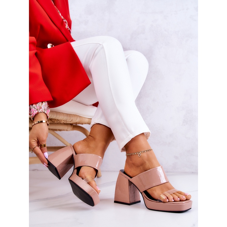 FM1 Lakatut tossut Seattlen tummanbeigessä baarissa 2