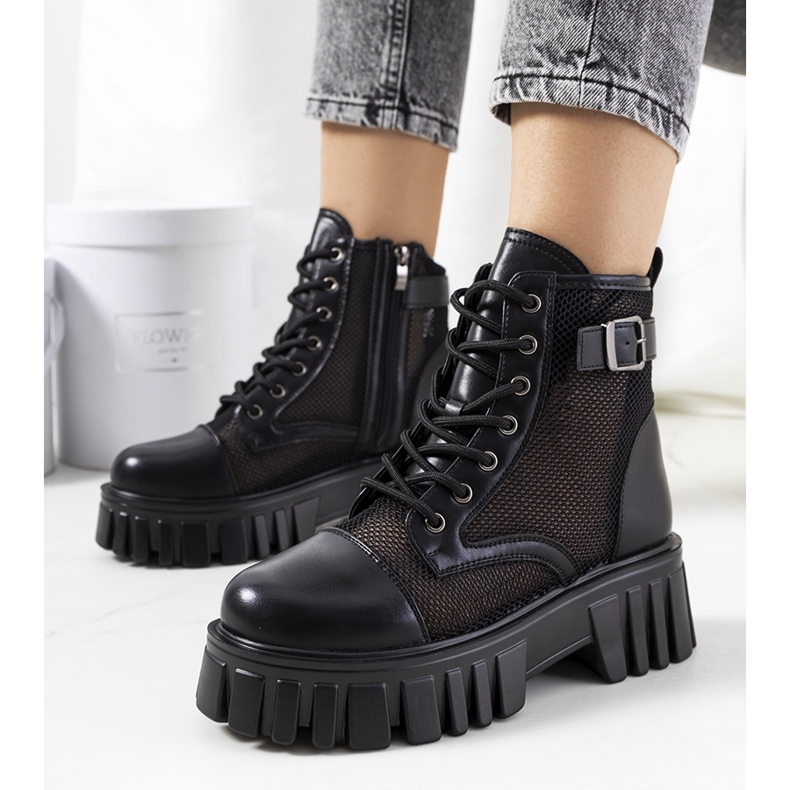 Mustat saappaat, joissa harjakattoinen Potts-päällinen 1