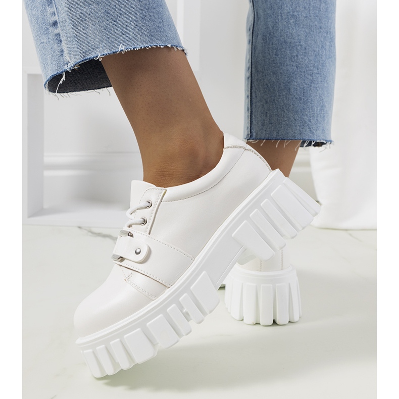 Sallien valkoiset kengät traktorin pohjassa valkoinen 1