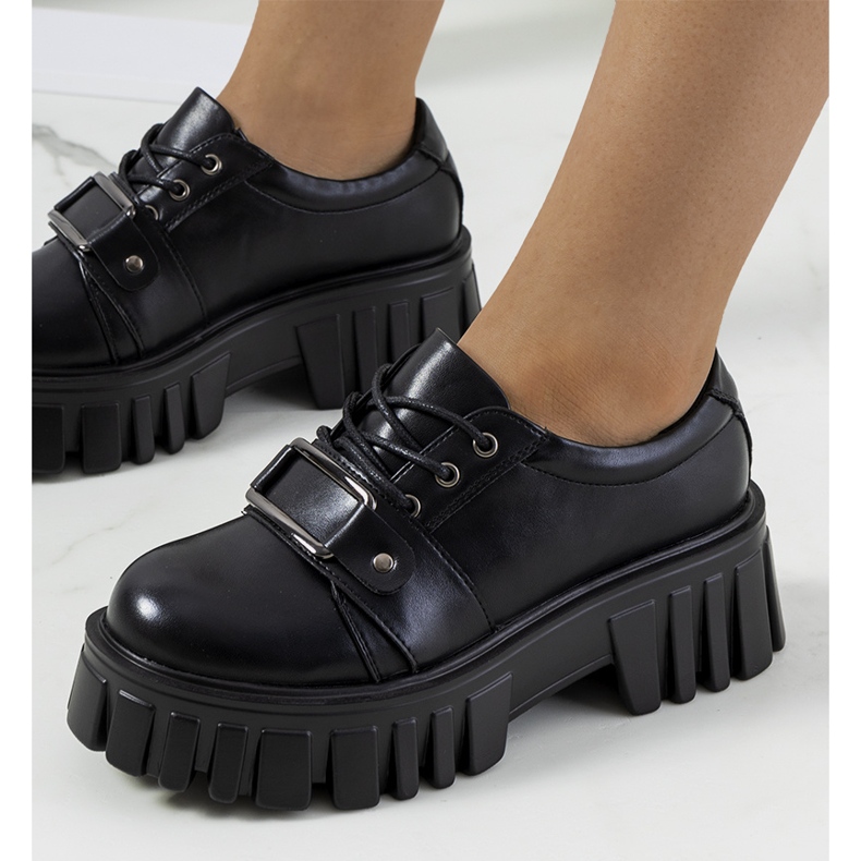 Sallien mustat kengät traktorin pohjassa 2