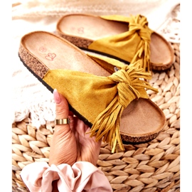 Keltaiset varvastossut, joissa korkkipohja ja hapsut keltainen 1