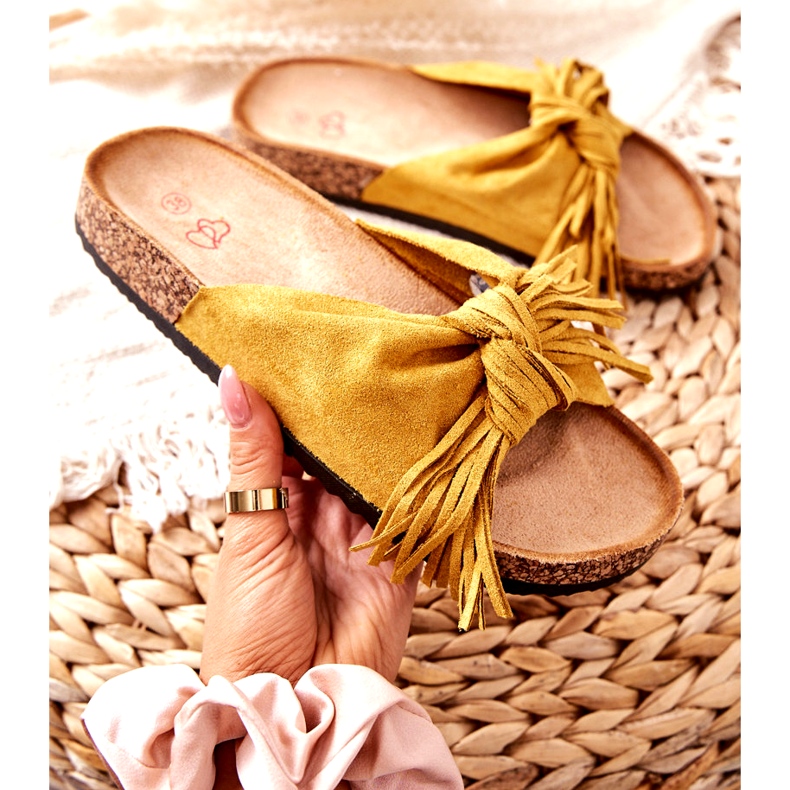 Keltaiset varvastossut, joissa korkkipohja ja hapsut keltainen 1