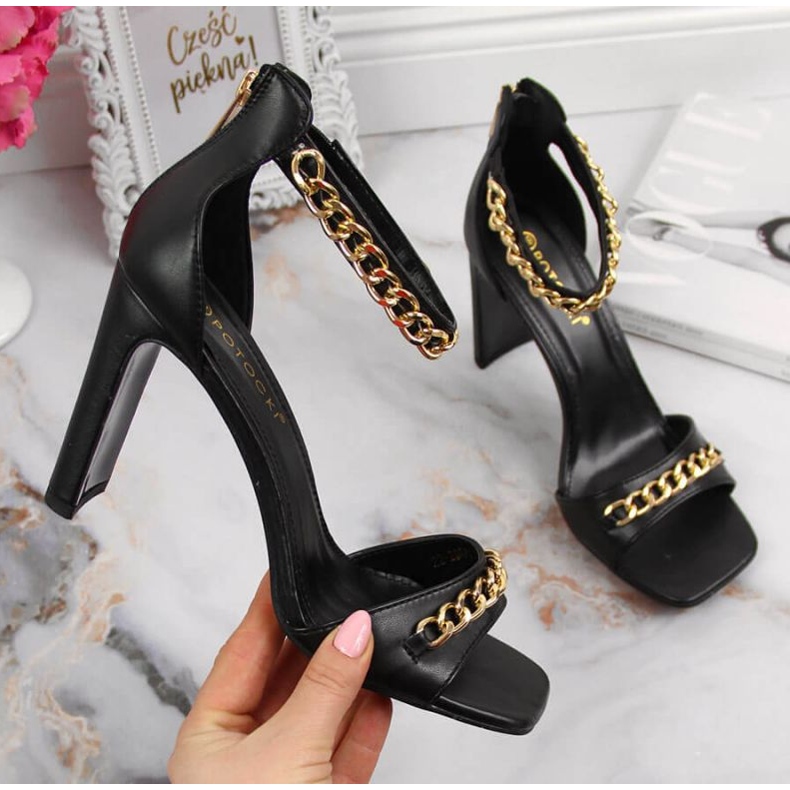 Sandaalit pylväässä ketjulla Potocki W WOL70A musta 1