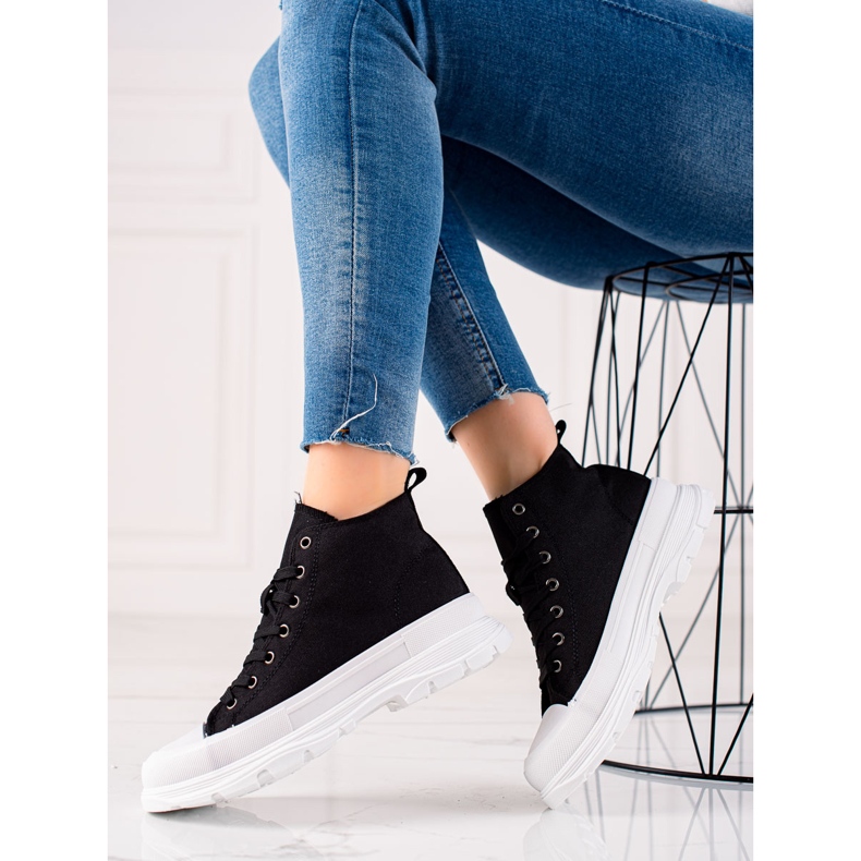 Forever Folie Mustat lenkkarit lavalla 1