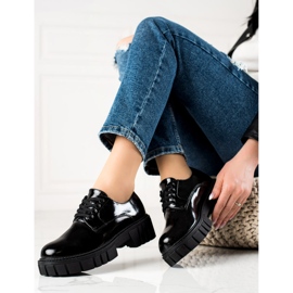 Mustat kengät La.Fi-alustalla 1