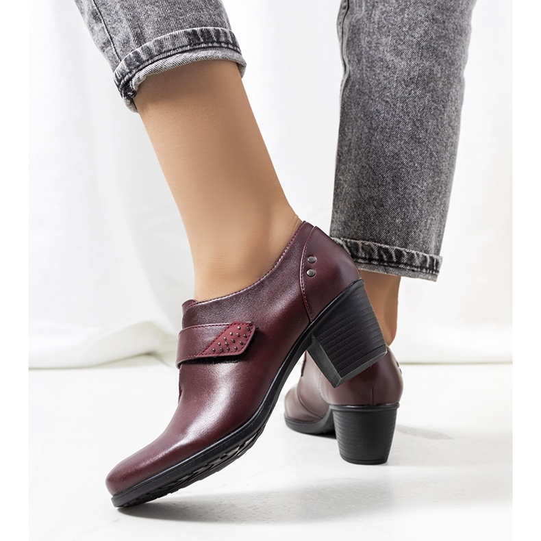 Kastanjanruskea murskaa Belia-postissa punainen monivärinen 1