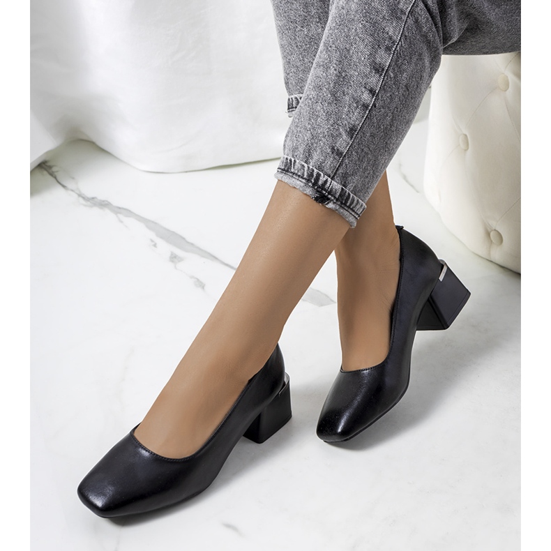 Mustat nahkaiset pumput Vasilan postissa 1