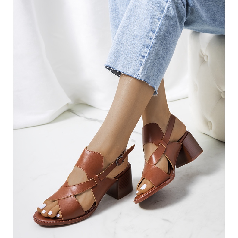 Ruskeat nahkasandaalit Destina-postissa 1