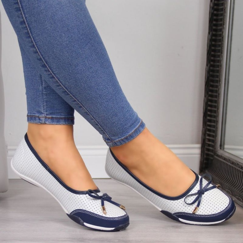 Naisten valkoiset nahkaiset harjakattoiset ballerinat eVento 2