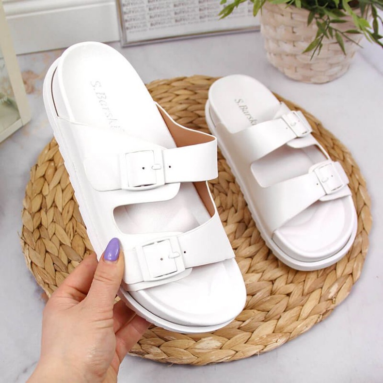 Kumitossut valkoisilla soljeilla S.Barskissa valkoinen 1