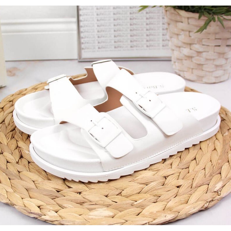 Kumitossut valkoisilla soljeilla S.Barskissa valkoinen 2