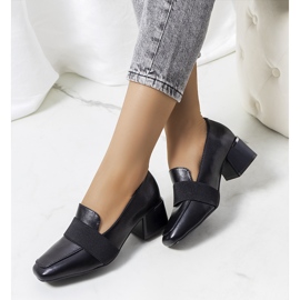 Mustat brogut Thomas-postissa 1