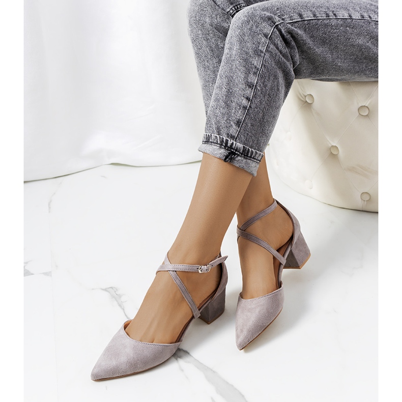 Harmaa pumput Terra-postissa 1