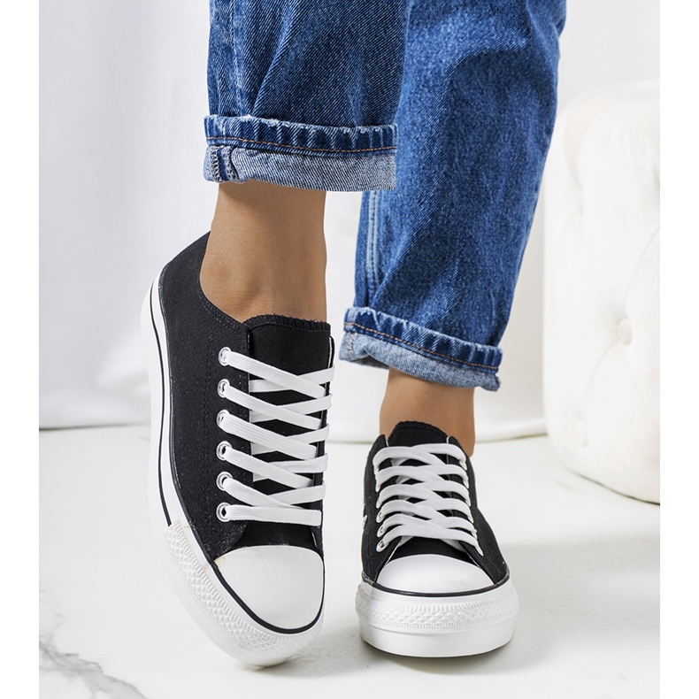 Mustat tennarit Wesselin alustalla 1