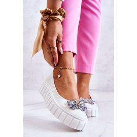 PA2 Nahkaballerinat alustalla, jossa on valkoinen Ladette-koriste 1