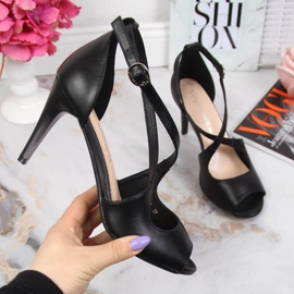 Mustat sandaalit korkokengossa W Sergio Leone 1