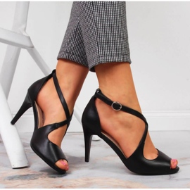 Mustat sandaalit korkokengossa W Sergio Leone 2