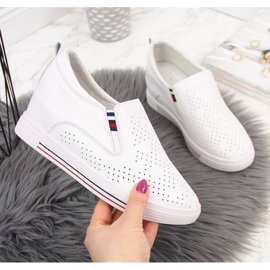 Nahkaiset lenkkarit, joissa valkoiset harjakattoiset kiilat W Filippo valkoinen 1